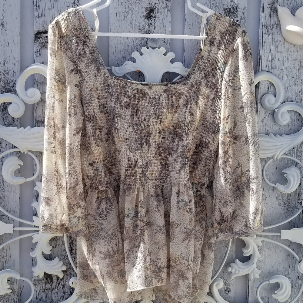 Romantic Ruched Floral Top - Picture 3 of 8